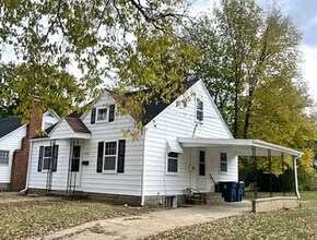 813 E Washington St in Monticello, IL - Building Photo - Building Photo