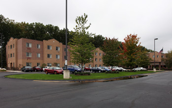 Whispering Oaks in Hermitage, PA - Foto de edificio - Building Photo