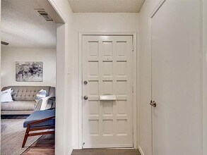 8209 Ferguson Rd in Dallas, TX - Foto de edificio - Building Photo