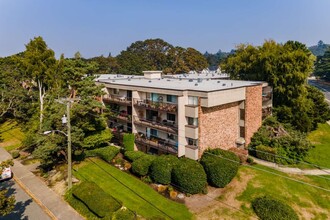 Fair Oaks Apartments in Saanich, BC - Building Photo - Building Photo