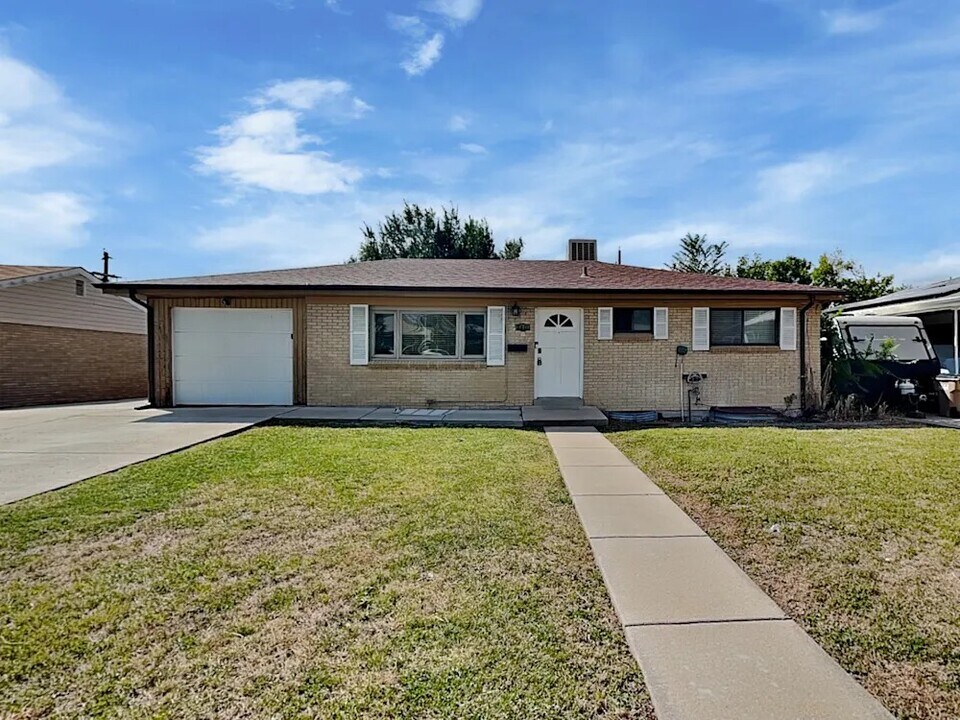 8012 Stuart Pl in Westminster, CO - Building Photo