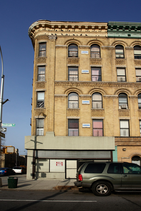 2082 Madison Ave in New York, NY - Building Photo