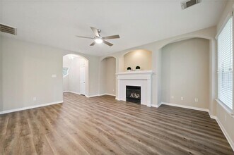 130 W Burberry Cir in Conroe, TX - Building Photo - Building Photo