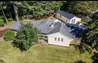 4 Windward Way in Falmouth, MA - Foto de edificio - Building Photo