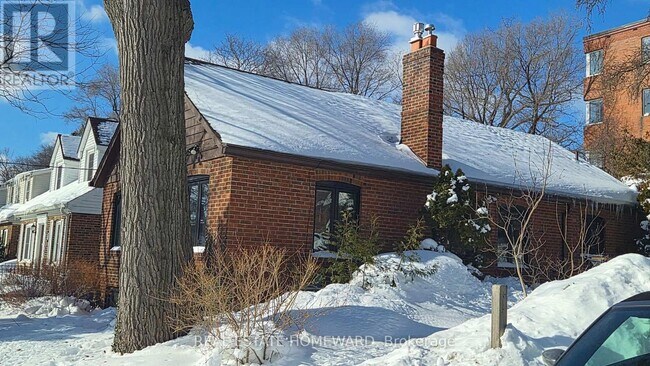 34 Wood Glen Rd in Toronto, ON - Building Photo - Building Photo