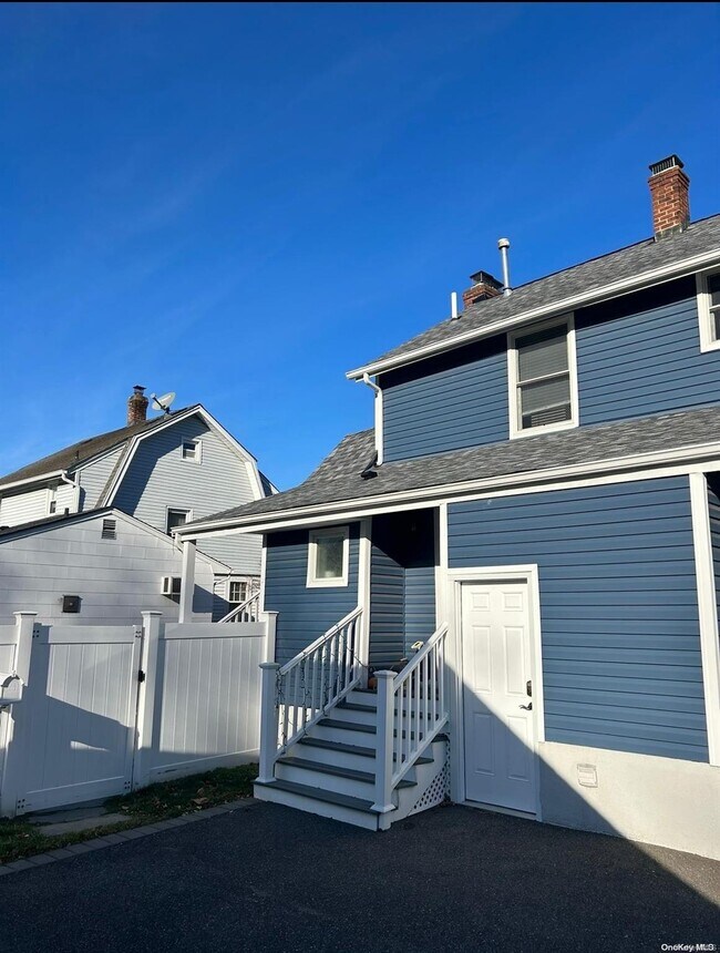 57 Spring Rd in Huntington, NY - Building Photo - Building Photo