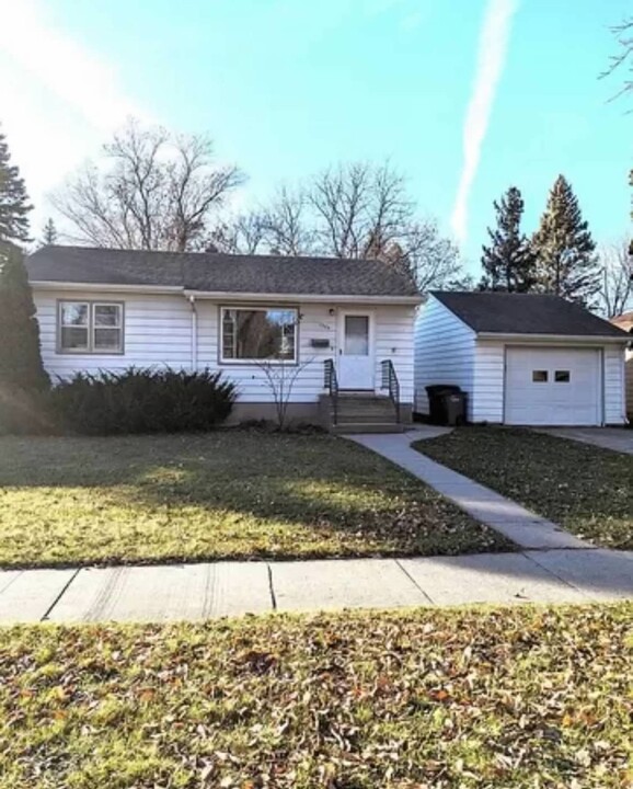 1305 12th St S, Unit Private Home in Moorhead, MN - Building Photo