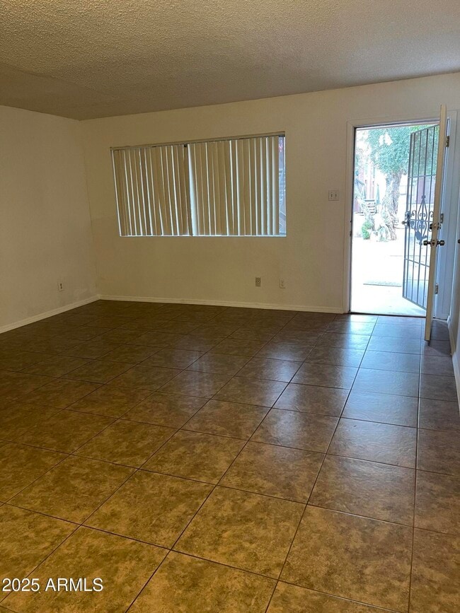 3810 N Maryvale Pkwy in Phoenix, AZ - Building Photo - Building Photo