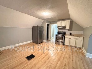 76 Sanford Ave S in Hamilton, ON - Building Photo - Building Photo
