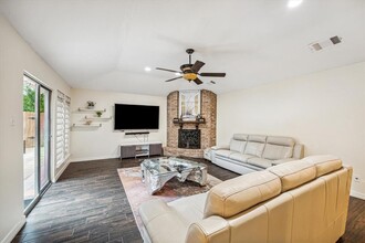 910 Coachlight Dr in Houston, TX - Building Photo - Building Photo