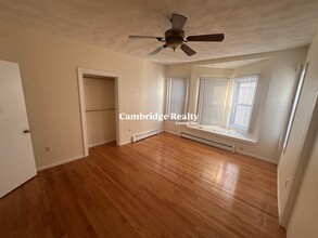 66 Kenmere Rd, Unit 2R in Medford, MA - Building Photo - Building Photo