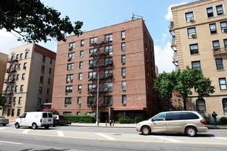 14725 Northern Blvd in Flushing, NY - Building Photo - Building Photo