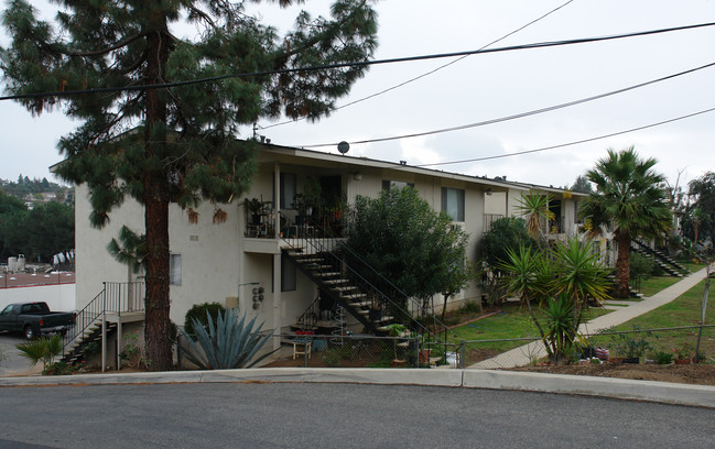 Bunker Hill Apartments in Fallbrook, CA - Building Photo - Building Photo