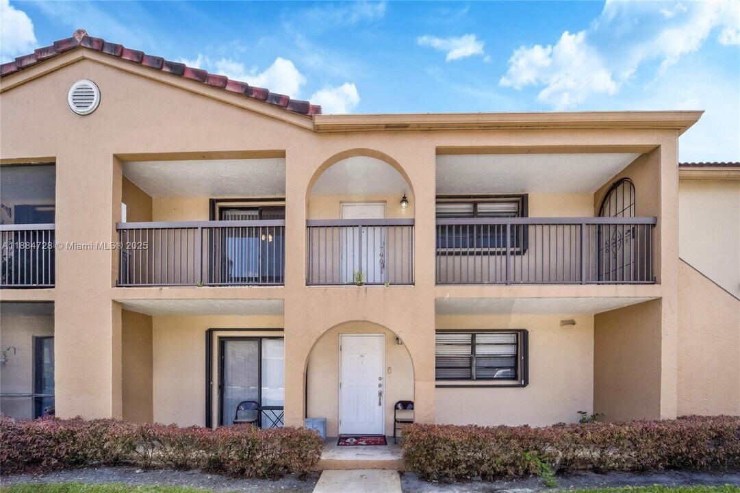 18220 Mediterranean Blvd in Hialeah, FL - Building Photo