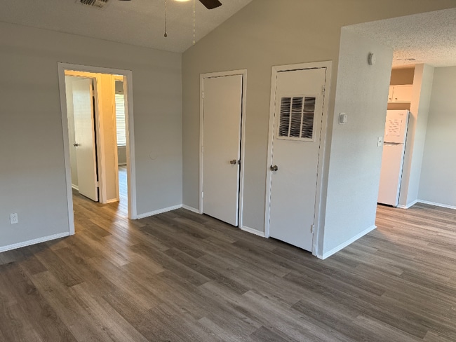 3907 E Southcross in San Antonio, TX - Building Photo - Building Photo