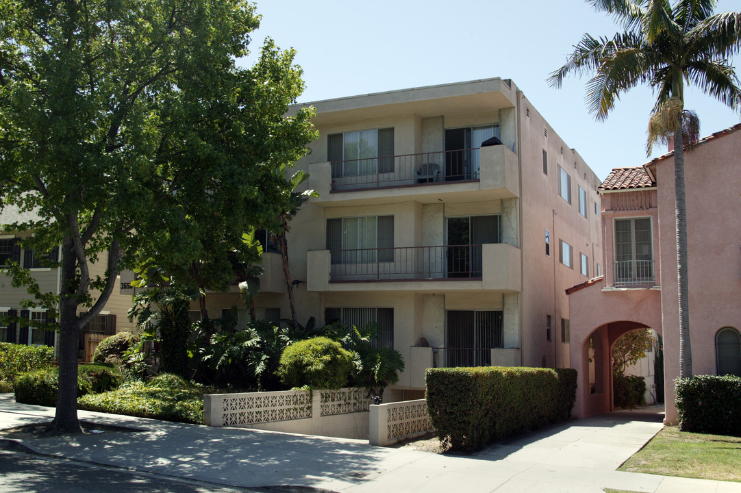 Versaille Apartments in Long Beach, CA - Building Photo