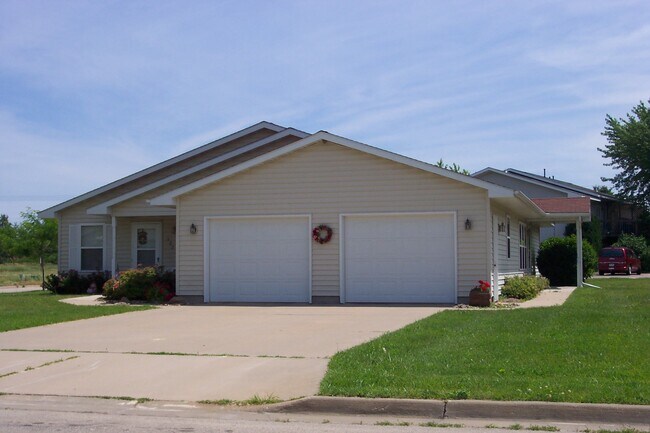 807 Mary Kay Ave in Tomah, WI - Foto de edificio - Building Photo