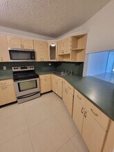 1670 NE 191st St in Miami, FL - Foto de edificio - Building Photo