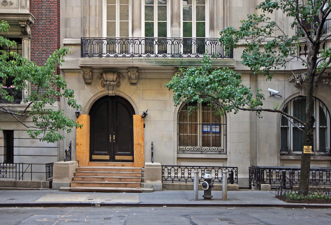 9 E 84th St in New York, NY - Building Photo