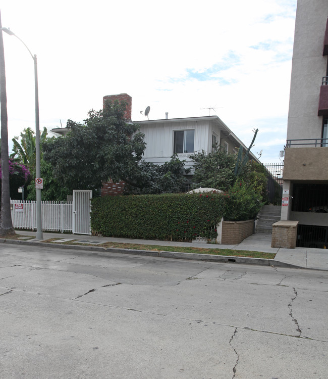 1225 N Mansfield Ave in Los Angeles, CA - Foto de edificio - Building Photo