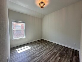 240 Brentwood Dr in Austin, TX - Building Photo