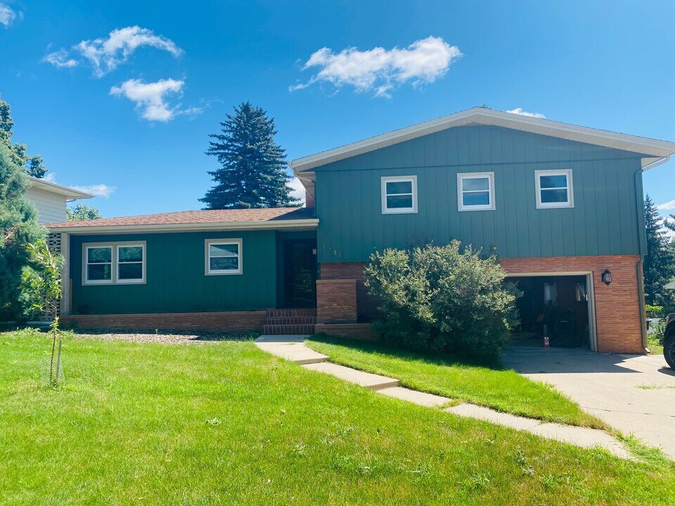 1241 E Coulee Rd in Bismarck, ND - Building Photo