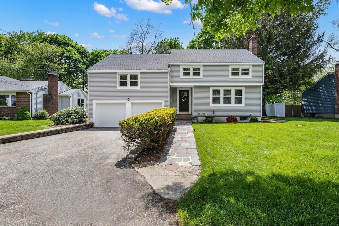 102 Hathaway Cir, Unit 102 in Arlington, MA - Building Photo