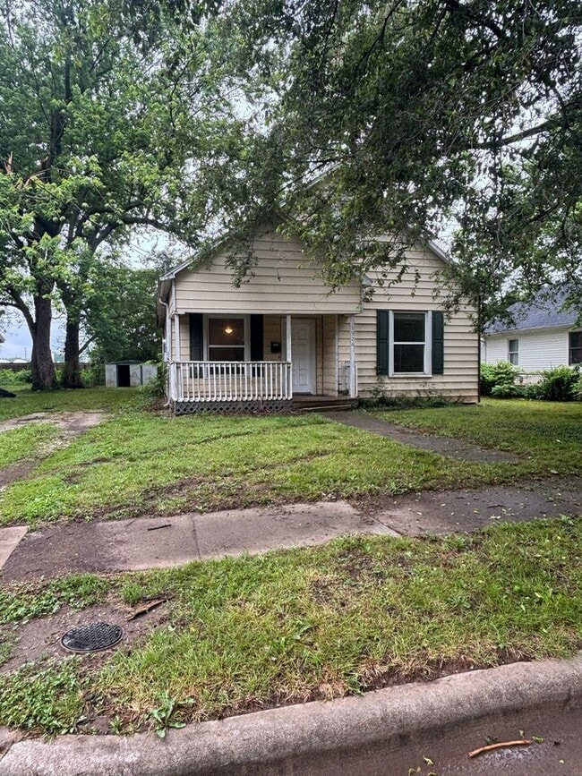 property at 1926 W Chestnut St