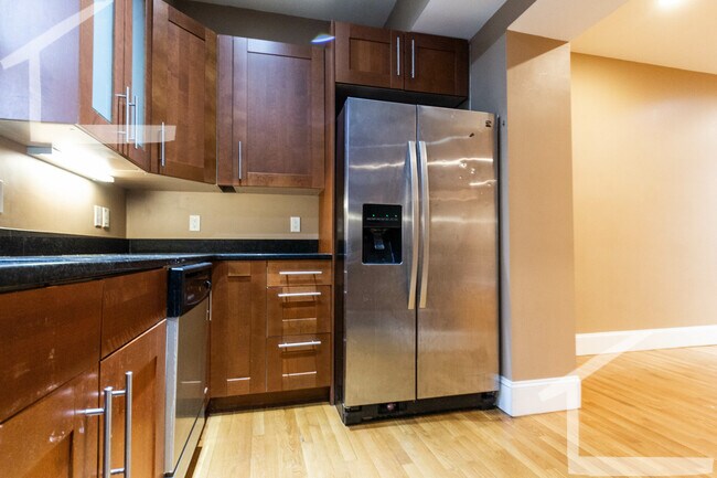 1592 Beacon St, Unit 3 in Brookline, MA - Building Photo - Building Photo