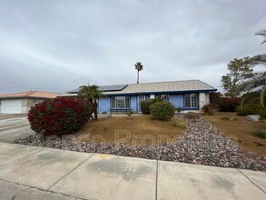 68350 Los Gatos Rd in Cathedral City, CA - Foto de edificio - Building Photo