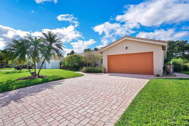 1104 NE 4th Dr in Deerfield Beach, FL - Building Photo - Building Photo