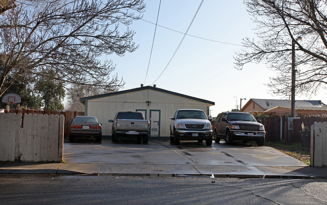 670-672 Soderquist Rd in Turlock, CA - Building Photo - Building Photo