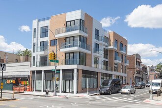 103-21 Northern Blvd in East Elmhurst, NY - Foto de edificio - Building Photo