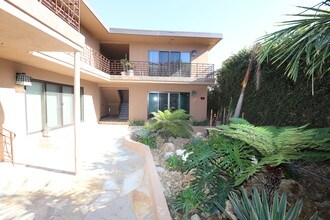 4776 Don Miguel Dr, Unit 4776 in Los Angeles, CA - Building Photo - Building Photo