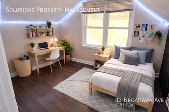 **Rooms Available Less Than 1 Block From Campus** in Hamilton, ON - Building Photo - Building Photo