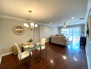 105 Westwood Dr in Westbury, NY - Building Photo - Building Photo