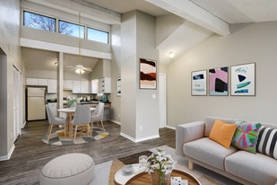 Cedar Ridge Apartments & Townhomes in Independence, MO - Building Photo