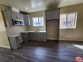 1535 W 80th St in Los Angeles, CA - Building Photo - Building Photo