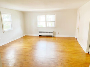 8 Trent Rd, Unit 2 in Wynnewood, PA - Building Photo - Building Photo
