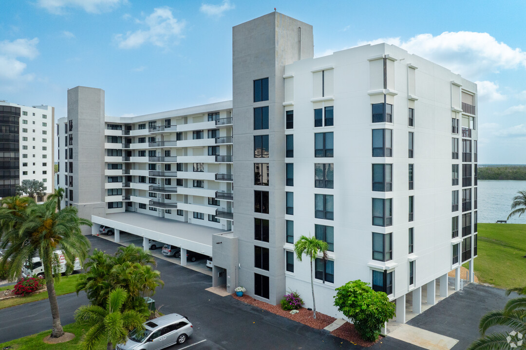 Palms of Bay Beach in Ft. Myers, FL - Building Photo