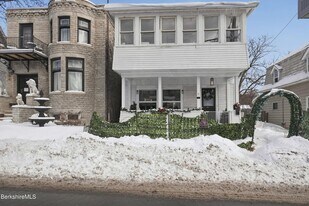 9 Lincoln St in Pittsfield, MA - Building Photo