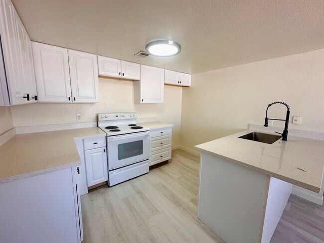 4225 Stewart Ave in Las Vegas, NV - Building Photo - Building Photo