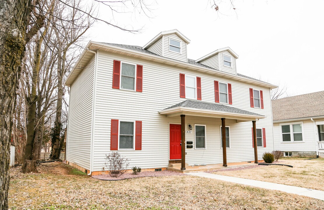 831 W Walnut St, Unit 104 in Springfield, MO - Building Photo