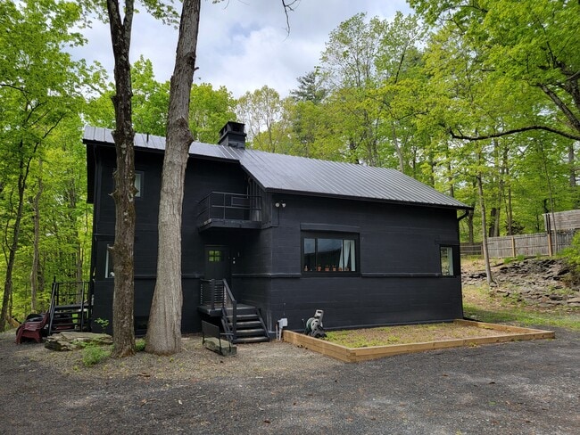 property at 1905 Glasco Turnpike