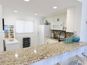 4000 NE 170th St in North Miami Beach, FL - Foto de edificio - Building Photo