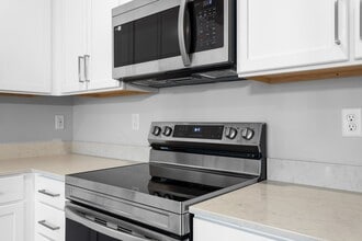 Forest Edge Apartments in Charlestown, IN - Foto de edificio - Building Photo