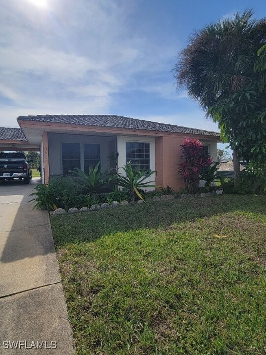 1614 Ridgecrest St in Lehigh Acres, FL - Foto de edificio