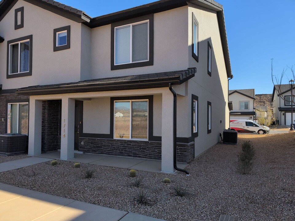 1714 Devils Gdn Ln in Washington, UT - Building Photo