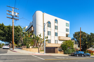 11558 Rochester Ave in Los Angeles, CA - Foto de edificio - Primary Photo