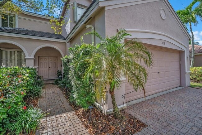1058 Tupelo Way in Weston, FL - Foto de edificio - Building Photo